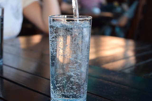 Szklanka wody mineralnej Żywiec Zdrój