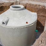 Zbiornik betonowy na deszczówkę – naziemny czy podziemny? Porównanie rozwiązań
