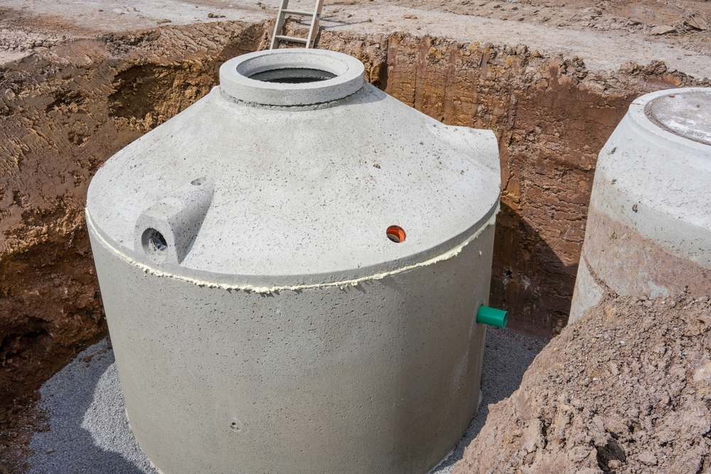 Zbiornik betonowy na deszczówkę – naziemny czy podziemny? Porównanie rozwiązań