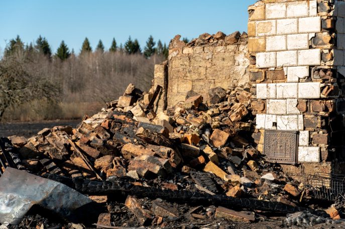 ​Wyburzenia maszynowe a ręczne - które skuteczniejsze?