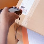 Czytniki kodów kreskowych – jak wybrać odpowiedni model do sklepu i magazynu?