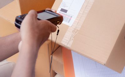 Czytniki kodów kreskowych – jak wybrać odpowiedni model do sklepu i magazynu?