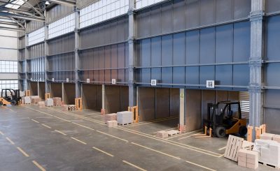 Rampa przeładunkowa a typ towaru i pojazdu – jak dobrać najlepsze rozwiązanie?