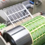 Druk cyfrowy czy fleksograficzny etykiet? Poradnik dla firm
