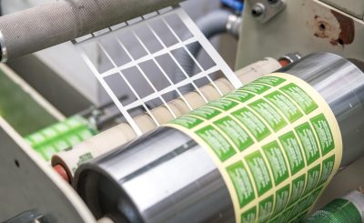 Druk cyfrowy czy fleksograficzny etykiet? Poradnik dla firm